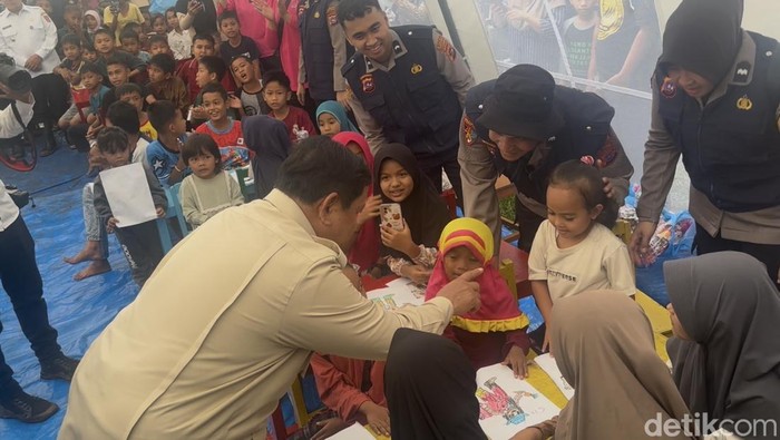Prabowo Ajak Ngobrol Anak Menggambar saat Tinjau Posko Pengungsian Agam