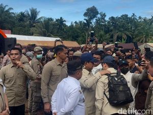 Prabowo Cek Posko Pengungsian dan Huntara di Agam Sumbar