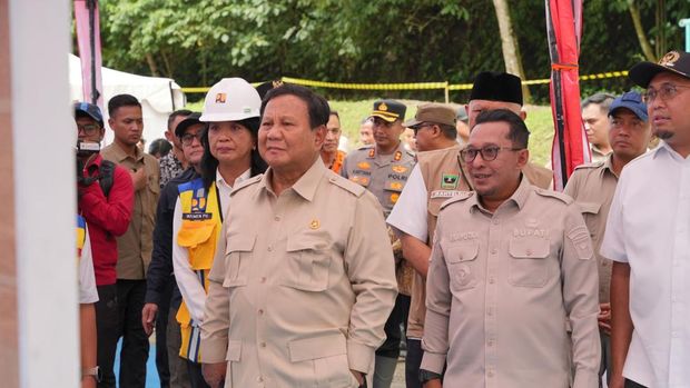 Presiden Republik Indonesia, Prabowo Subianto, melakukan kunjungan ke proyek penanganan mendesak banjir dan tanah longsor yang terjadi di ruas Jalan Padang Panjang-Sicincin (Jalan Padang-Bukittinggi via Lembah Anai) pada Kamis (18/12/2025). (Dok. Hutama Karya Infrastruktur)