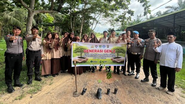 Puluhan santri dan polisi di Dumai menanam pohon untuk kelangsungan masa depan Puluhan santri dan polisi di Dumai menanam pohon untuk kelangsungan masa depan