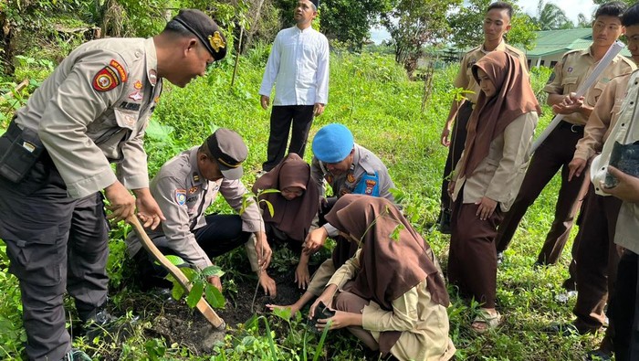 Dari Ponpes ke Halaman, Para Santri di Dumai Tanam Pohon demi Masa Depan