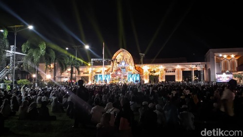 Opick memeriahkan malam puncak HUT NTB ke 67 dirangkaikan dengan NTB Bermunajat, Rabu malam (17/12/2025). (Foto: Ahmad Viqi/detikBali).