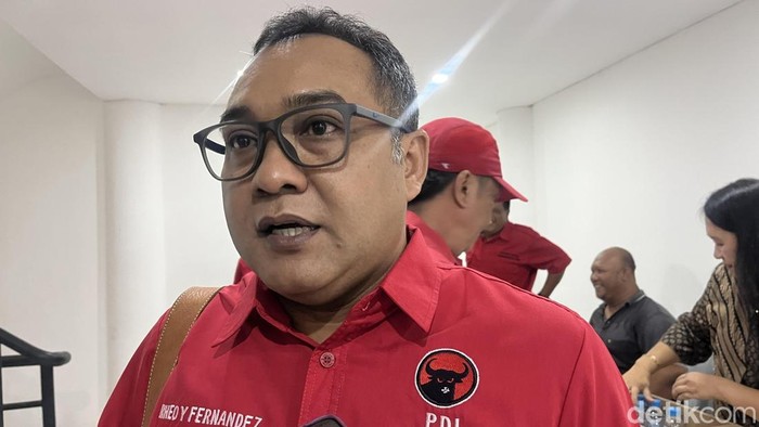 Putra FX Hadi Rudyatmo yang juga Ketua PAC Jebres, Rheo Fernandez, di Kantor DPC PDIP Solo, Kamis (18/12/2025)