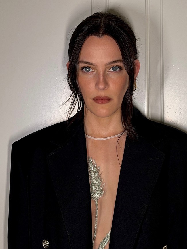 Laporan mengejutkan menyebut aktris Riley Keough merupakan ibu dari anak John Travolta. Hal tersebut terungkap dalam sebuah dokumen gugatan yang bocor ke media.  Foto: Instagram @rileykeough