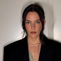 Laporan mengejutkan menyebut aktris Riley Keough merupakan ibu dari anak John Travolta. Hal tersebut terungkap dalam sebuah dokumen gugatan yang bocor ke media.  Foto: Instagram @rileykeough