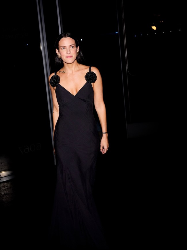 Berita itu muncul setelah dua mantan mitra bisnis Priscilla Presley, Brigitte Kruse dan Kevin Fialko, terlibat dalam perseteruan hukum dengan putra Priscilla, Navarone Garcia. Pria tersebut diduga melakukan pelanggaran kontrak. Foto: Instagram @rileykeough