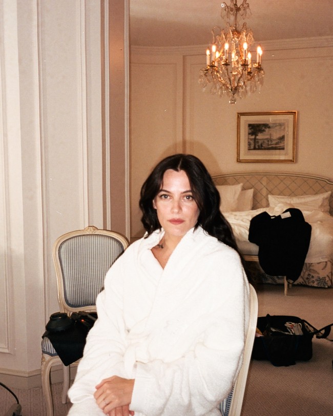 Tak disangka masalah itu ikut menyeret nama Riley. Dilansir Entertainment Weekly, Brigitte mengklaim bahwa Michael Lockwood, mantan suami Lisa Marie Presley mengatakan kepadanya bahwa John Travolta dan mendiang istrinya, Kelly Preston mendekati keluarga Presley untuk meminta donor sel telur sekitar tahun 2010. Foto: Instagram @rileykeough