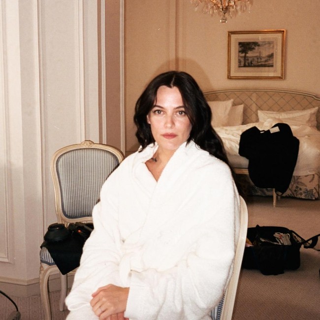 Potret Aktris Riley Keough yang Disebut Ibu dari Anak Ketiga John Travolta