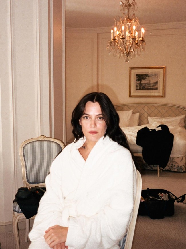 Potret Aktris Riley Keough yang Disebut Ibu dari Anak Ketiga John Travolta