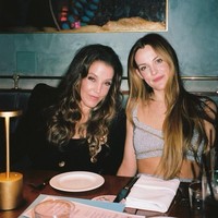 Dokumen menyatakan bahwa Michael mengatakan John dan Kelly sebelumnya pernah menggunakan sel telur Lisa Marie untuk hamil. Namun mereka tidak menyebut apakah kehamilan tersebut berlanjut hingga melahirkan.  Foto: Instagram @rileykeough