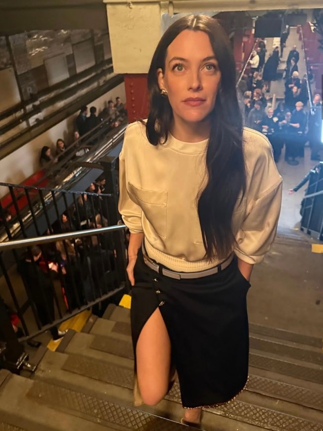 Disebutkan bahwa John Travolta dan Kelly Preston merancang kesepakatan di mana putri Lisa Marie, Riley Keough, yang saat itu berusia 20 tahun bisa memberikan sel telurnya kepada John agar Kelly dapat melahirkan putra mereka, Ben Travolta. Foto: Instagram @rileykeough