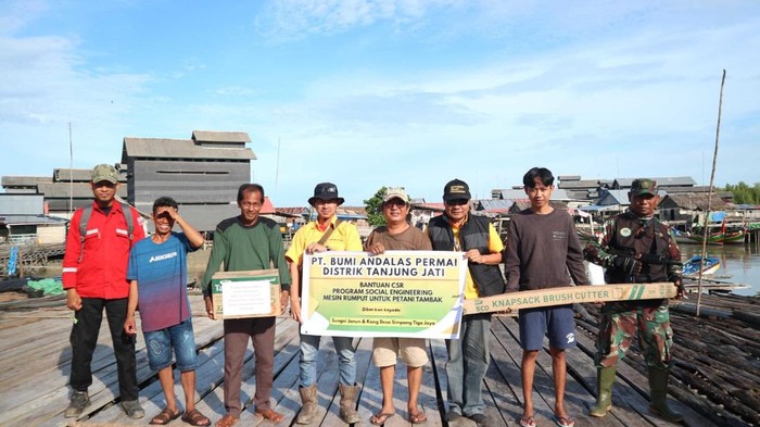 BAP Salurkan Bantuan Mesin Potong Rumput untuk Tani Tambak di Desa Binaan