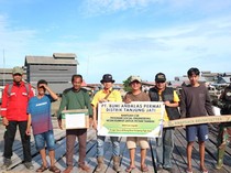 BAP Salurkan Bantuan Mesin Potong Rumput untuk Tani Tambak di Desa Binaan