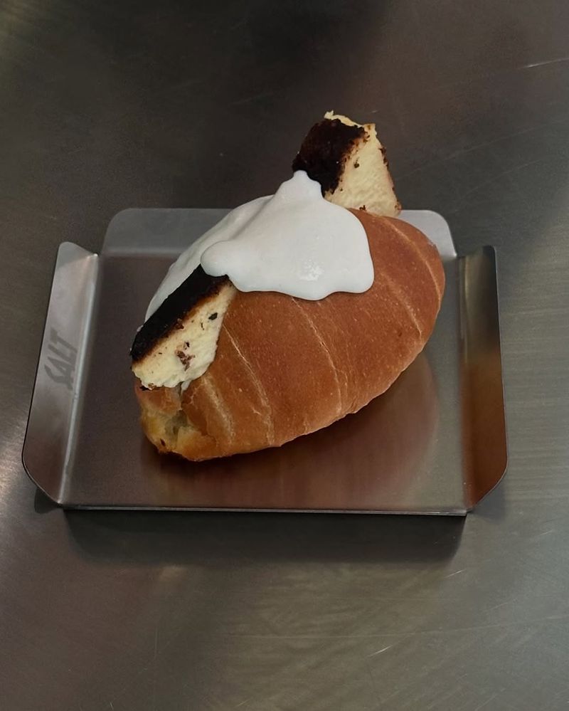 Salt bread kreasi salt bread unik dari beberapa kafe dan bakery