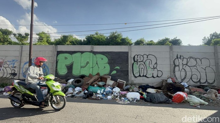 Parah, Ada Sofa-Meja Dibuang Sembarangan di Tepi Jalan Surabaya