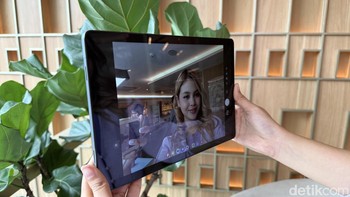 Di bagian atas layar terdapat kamera depan 5 MP untuk video call dan mengambil selfie. Foto: Virgina Maulita Putri/detikINET