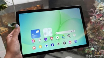 Tablet ini mengusung layar LCD berukuran 11 inch dengan resolusi WUXGA, refresh rate 90Hz, dan tingkat kecerahan hingga 550 nits. Ukurannya disebut Samsung sudah cukup untuk menikmati konten multimedia dan membantu anak belajar. Foto: Virgina Maulita Putri/detikINET