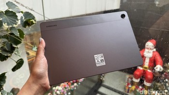 Galaxy Tab A11+ hanya tersedia dalam pilihan warna Gray dengan desain two-tone yang minimalis. Bagian punggungnya dihiasi logo Samsung dan kamera belakang 8 MP. Foto: Virgina Maulita Putri/detikINET
