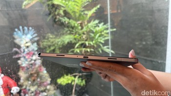 Samsung Galaxy Tab A11+ ditenagai baterai besar 7.040 mAh dengan pengisian cepat 25W. Tablet ini juga dilengkapi quad speaker dan headphone jack 3,5mm untuk menikmati video dengan audio yang imersif. Foto: Virgina Maulita Putri/detikINET