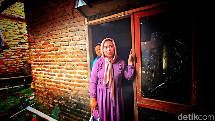 Sarifah Bertahan Sendiri Hadapi Ancaman Amukan Sungai Cidadap