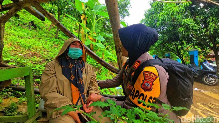 Tangis Sarifah Saksikan Rumah Kelahirannya Ditelan Sungai