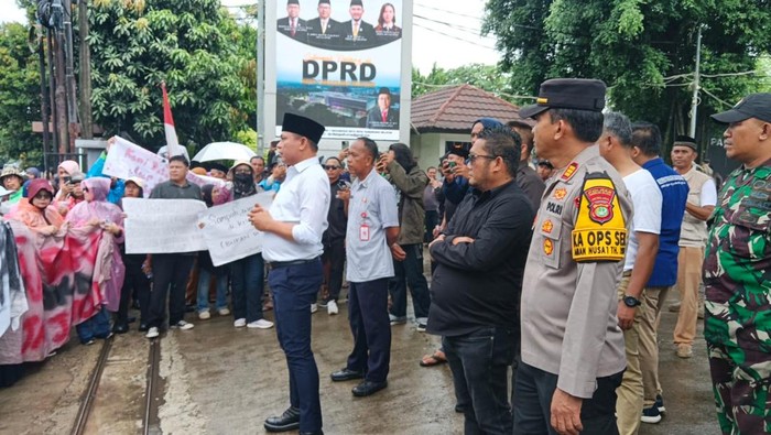 DPRD Tangsel Digeruduk Warga Buntut Polemik Tumpukan Sampah
