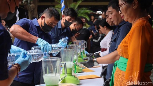 Sebanyak 2 kg kristal sabu dimusnahkan dengan cara dicampur air dan sabun lalu diblender, Denpasar, Kamis (18/12/2025).