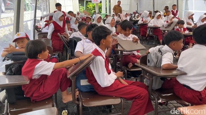 94 Siswa Masih Belajar di Tenda, Sekolah Rusak Diterjang Erupsi Semeru