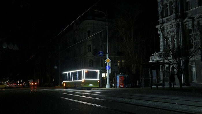 Pemadaman listrik melanda kota pelabuhan Odesa, Ukraina, setelah infrastruktur sipil penting dihantam serangan rudal dan pesawat tak berawak (drone) Rusia. Dampak serangan tersebut membuat aktivitas warga terganggu dan sejumlah fasilitas publik tidak dapat beroperasi normal, Selasa (17/12/2025). REUTERS/Nina Liashonok