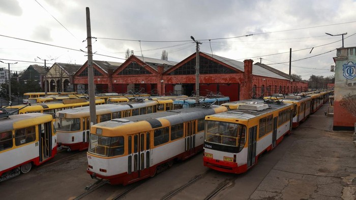 Pemadaman listrik melanda kota pelabuhan Odesa, Ukraina, setelah infrastruktur sipil penting dihantam serangan rudal dan pesawat tak berawak (drone) Rusia. Dampak serangan tersebut membuat aktivitas warga terganggu dan sejumlah fasilitas publik tidak dapat beroperasi normal, Selasa (17/12/2025). REUTERS/Nina Liashonok