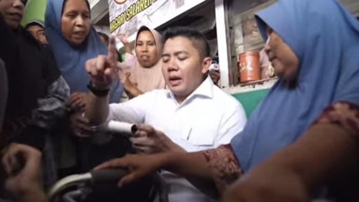 Momen Seskab Teddy Dengar dan Catat Keluhan Ibu-ibu Pengungsi di Agam