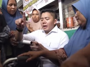 Momen Seskab Teddy Dengar dan Catat Keluhan Ibu-ibu Pengungsi di Agam