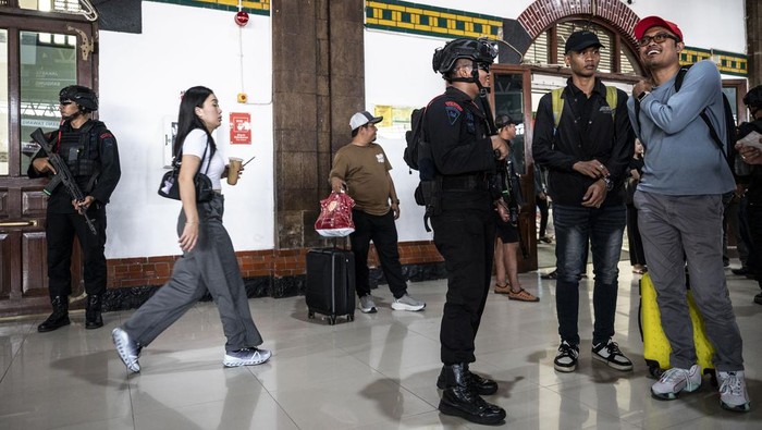 Personel Brimob Polda Jawa Tengah berkoordinasi dengan Polsuska (kanan) saat berpatroli usai mengikuti apel gelar pasukan kesiapan angkutan Natal 2025 dan Tahun Baru 2026 di Stasiun Tawang, Semarang, Jawa Tengah, Kamis (18/12/2025). PT Kereta Api Indonesia (Persero) menetapkan masa angkutan libur Natal 2025 dan Tahun Baru 2026 selama 18 hari, mulai 18 Desember 2025 hingga 4 Januari 2026 dengan melibatkan unsur Polri, TNI, dan dishub guna menciptakan kelancaran serta kenyamanan bagi para penumpang. ANTARA FOTO/Aprillio Akbar