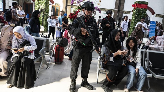Personel Brimob Polda Jawa Tengah berkoordinasi dengan Polsuska (kanan) saat berpatroli usai mengikuti apel gelar pasukan kesiapan angkutan Natal 2025 dan Tahun Baru 2026 di Stasiun Tawang, Semarang, Jawa Tengah, Kamis (18/12/2025). PT Kereta Api Indonesia (Persero) menetapkan masa angkutan libur Natal 2025 dan Tahun Baru 2026 selama 18 hari, mulai 18 Desember 2025 hingga 4 Januari 2026 dengan melibatkan unsur Polri, TNI, dan dishub guna menciptakan kelancaran serta kenyamanan bagi para penumpang. ANTARA FOTO/Aprillio Akbar