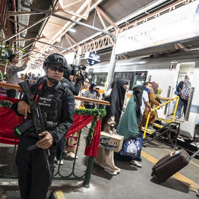 Siaga Nataru, Personel Gabungan Patroli di Stasiun Tawang