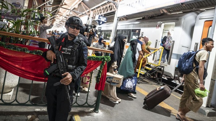 Personel Brimob Polda Jawa Tengah berkoordinasi dengan Polsuska (kanan) saat berpatroli usai mengikuti apel gelar pasukan kesiapan angkutan Natal 2025 dan Tahun Baru 2026 di Stasiun Tawang, Semarang, Jawa Tengah, Kamis (18/12/2025). PT Kereta Api Indonesia (Persero) menetapkan masa angkutan libur Natal 2025 dan Tahun Baru 2026 selama 18 hari, mulai 18 Desember 2025 hingga 4 Januari 2026 dengan melibatkan unsur Polri, TNI, dan dishub guna menciptakan kelancaran serta kenyamanan bagi para penumpang. ANTARA FOTO/Aprillio Akbar