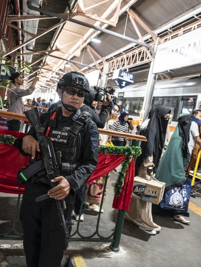 Siaga Nataru, Personel Gabungan Patroli di Stasiun Tawang