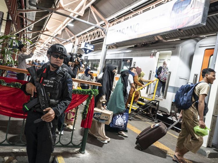 Siaga Nataru, Personel Gabungan Patroli di Stasiun Tawang