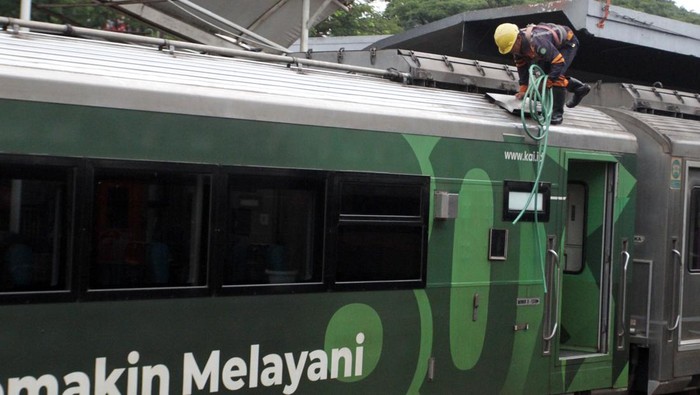 Pekerja mencuci gerbong kereta api Gajayana di Stasiun Malang, Jawa Timur, Kamis (18/12/2025). PT Kereta Api Indonesia (Persero) Daops 8 mengoperasikan 13 perjalanan kereta api jarak jauh yang terdiri dari 12 kereta reguler dan satu kereta tambahan dengan total kapasitas 6.184 tempat duduk per hari serta menyediakan 111.312 tempat duduk selama periode 18 Desember 2025 hingga 4 Januari 2026 untuk mengantisipasi lonjakan penumpang pada masa libur Natal dan Tahun Baru. ANTARA FOTO/Ari Bowo Sucipto