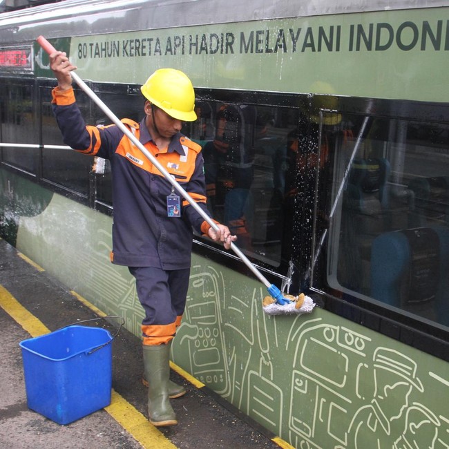 Siap Sambut Nataru, Gerbong KA Gajayana Dimandikan
