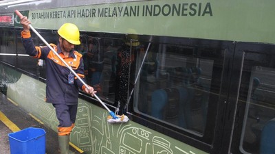 Siap Sambut Nataru, Gerbong KA Gajayana Dimandikan