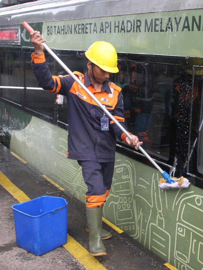 Siap Sambut Nataru, Gerbong KA Gajayana Dimandikan