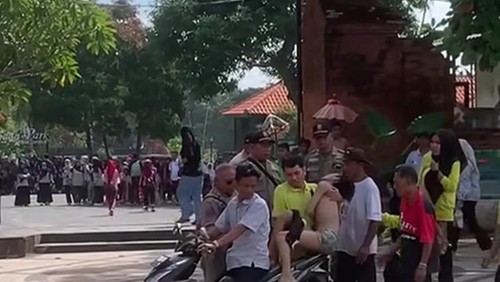 Proses evakuasi korban diduga tenggelam di pemandian Taman Narmada, Lombok Barat, Rabu (17/12/2025). (Istimewa)