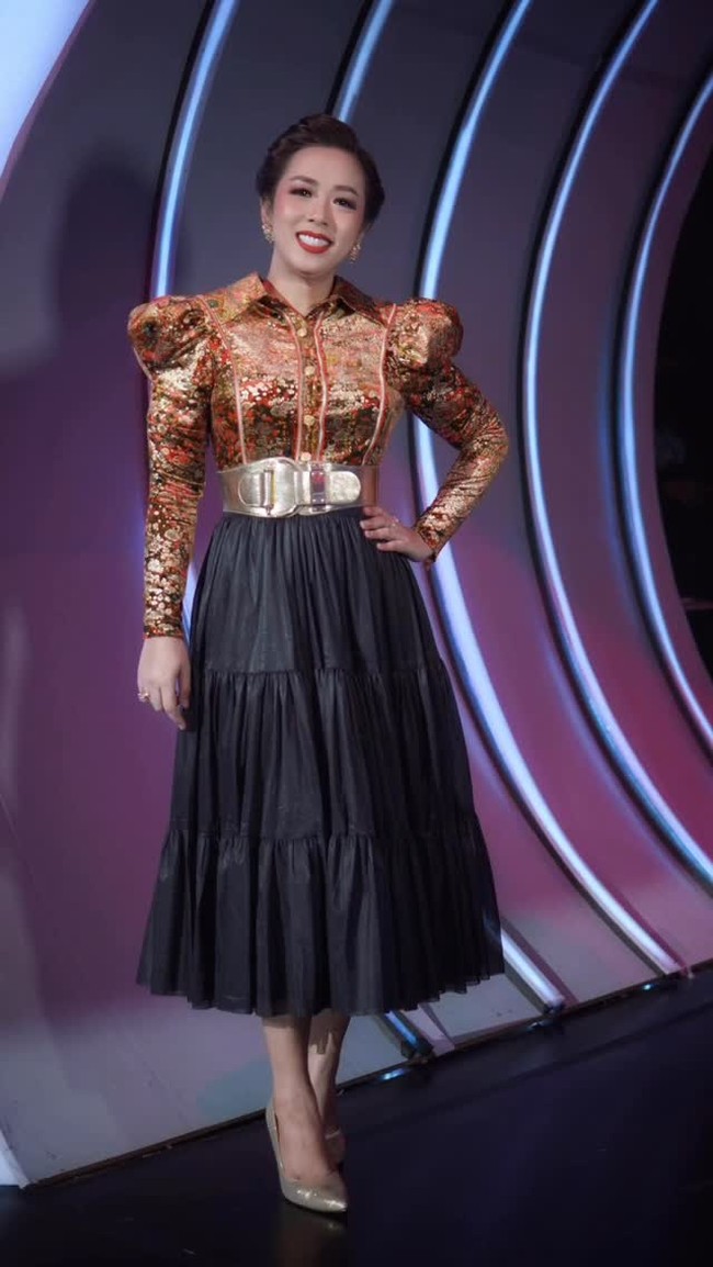 Penyanyi sekaligus komedian Soimah turun berat badan hingga 5 kg dalam 2 minggu. Ia memulai diet sehat dengan mengurangi asupan gula dan nasi. Wanita 45 tahun ini juga rutin minum jus buah alami. Foto: Instagram @showimah