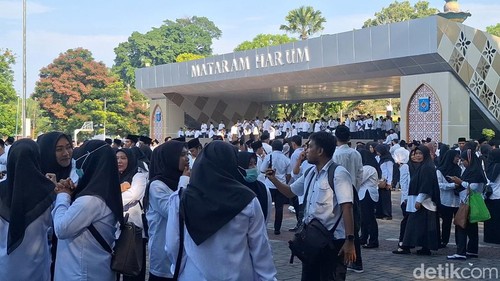 Suasana PPPK paruh waktu lingkup Pemerintah Kota (Pemkot) Mataram yang baru saja dilantik di Taman Sangkareang, Kamis (18/12/2025).