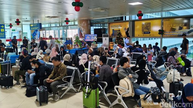 Suasana YIA dan Stasiun Bandara YIA Kulon Progo, Kamis (18/12/2025) mulai dipadati penumpang jelang libur Natal dan Tahun Baru 2026.