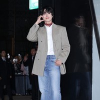 Sang aktor memancarkan aura sophisticated dalam balutan kemeja putih, dipadu blazer coklat dan denim jeans CELINE. Lengkap dengan dasi merah sebagai aksen scarf. Foto: Getty Images