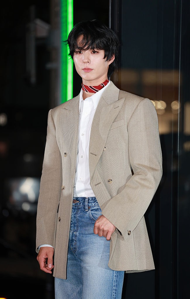 Park Bo Gum memukau dengan wavy hair style. Berbeda dengan V BTS, bintang drama Korea When Life Gives You Tangerines itu memilih busana berwarna netral. Foto: Getty Images