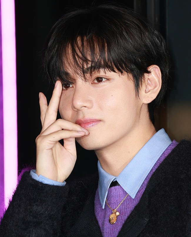 V BTS tampil menawan dengan gaya smart casual di acara akhir tahun CELINE. Ia menjadi salah satu global ambassador yang meramaikan butik utama CELINE di Cheongdam, Seoul pada Rabu (17/12/2025). Foto: Getty Images