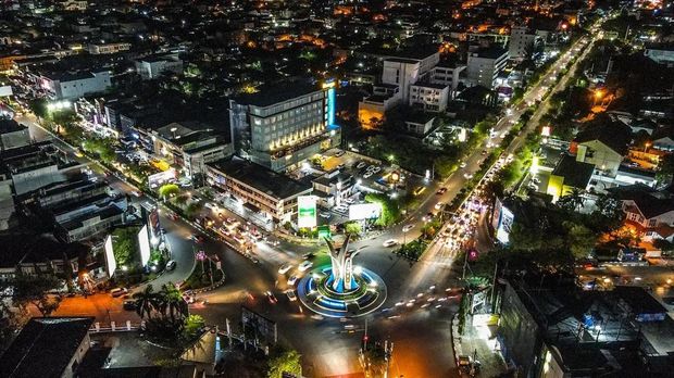 Tampak udara gemerlap lampu pada malam hari pascapulihnya kelistrikan Kota Banda Aceh (18/12). (Dok. PT PLN (Persero))